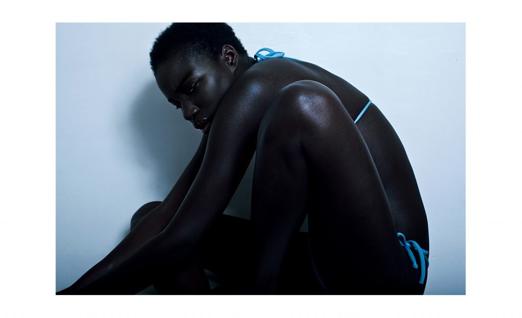 Portrait intense en studio d’une femme en maillot de bain pour une campagne publicitaire – photographie par Olivier Jeanne-Rose