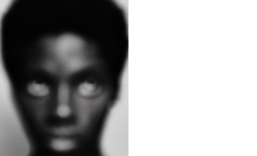 Portrait flou et graphique en noir et blanc d’un homme – photographie par Olivier Jeanne-Rose