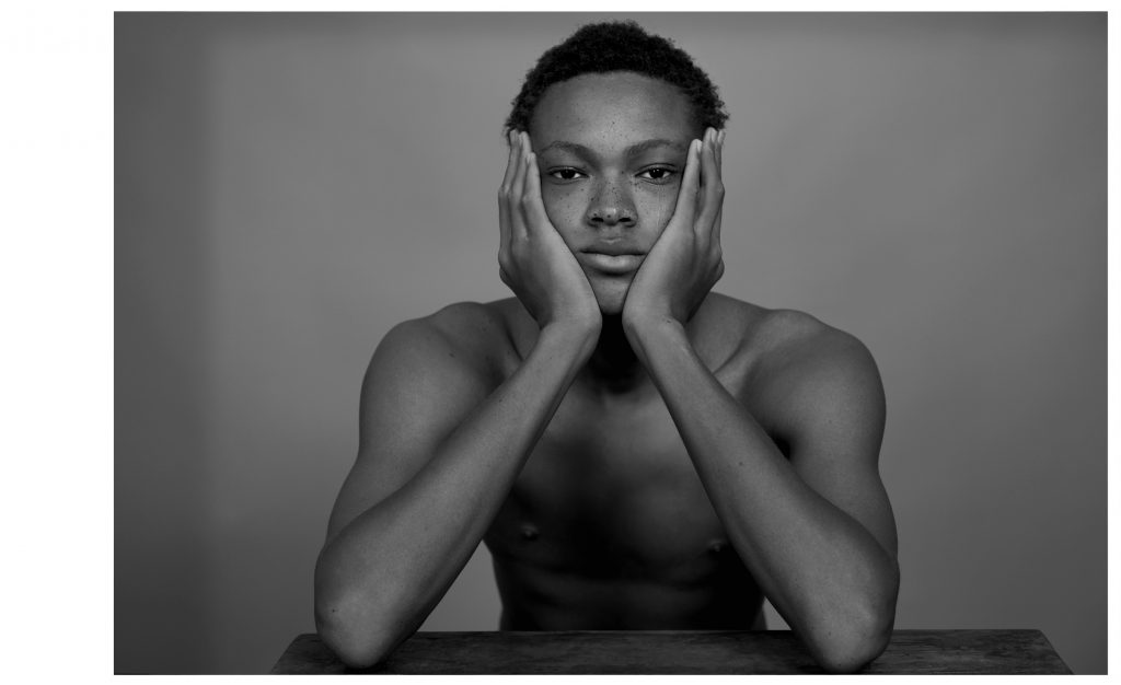 Portrait intense en studio d’un homme qui pleure – photographie par Olivier Jeanne-Rose