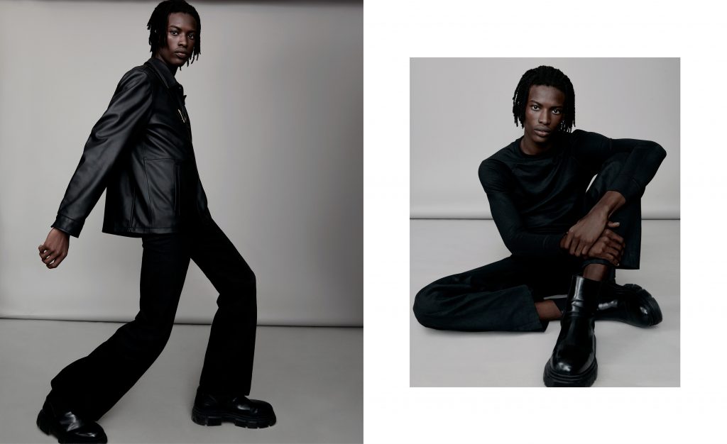 portrait en studio d’un homme assis qui pose pour un magazine de mode avec en face un homme dans une pose dynamique – photographie par Olivier Jeanne-Rose