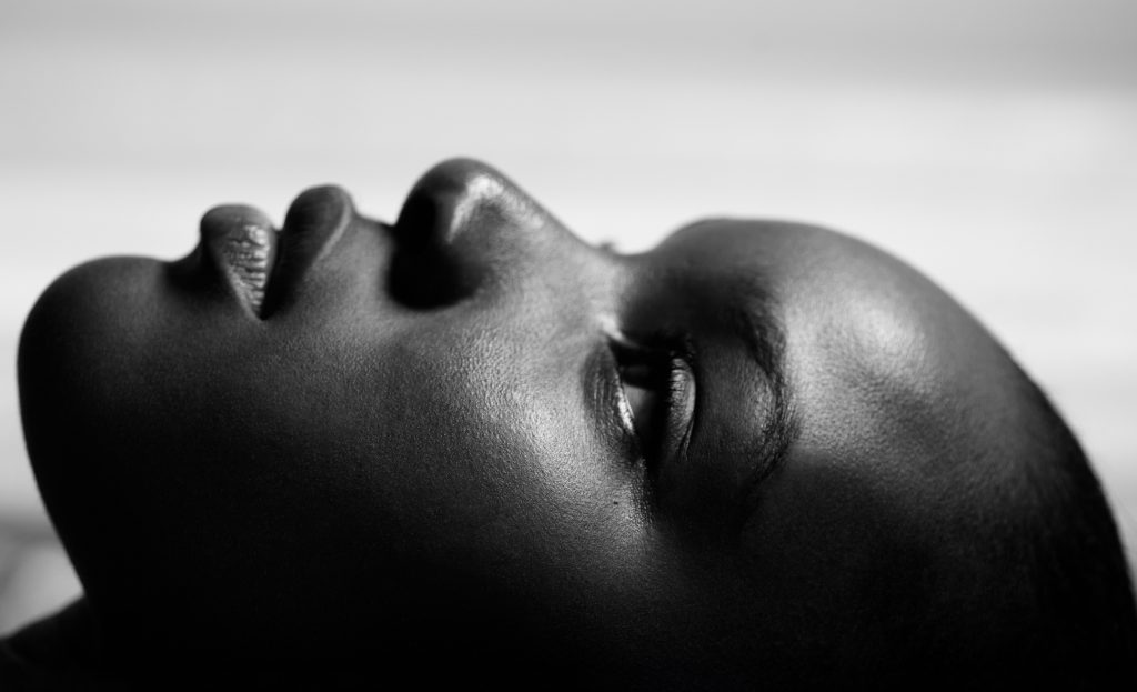 Portrait naturel d’une femme de profile en double page – photographie par Olivier Jeanne-Rose