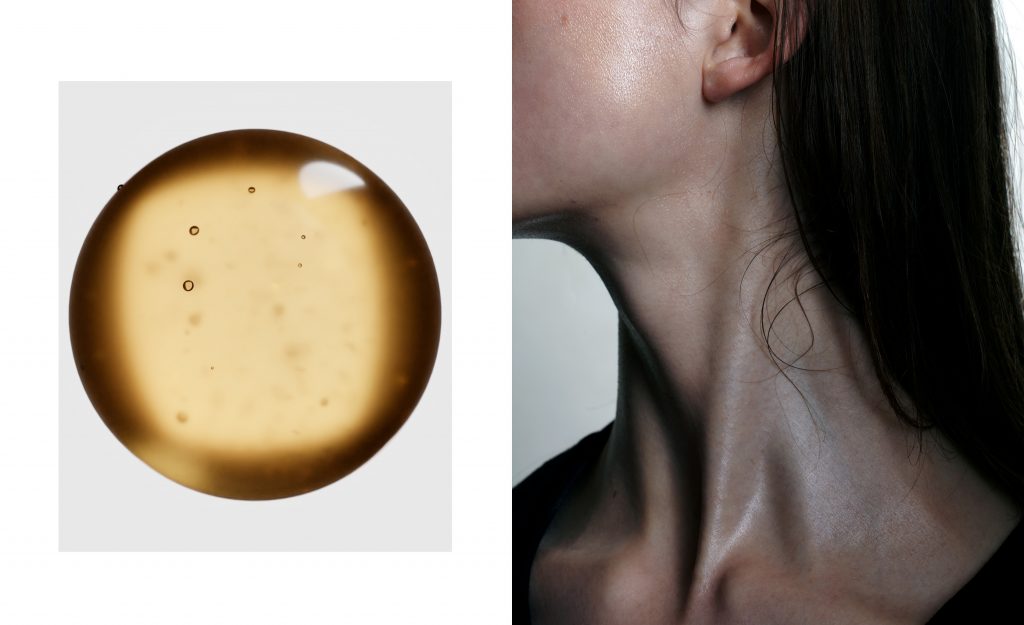 gros plan du cou en studio d’une femme avec un produit de beauté une huile nourrissante campagne pour des cosmétiques – photographie par Olivier Jeanne-Rose