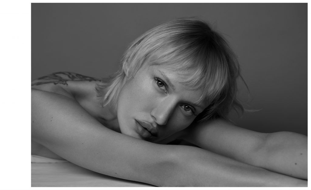 Portrait classique en noir et blanc d’une femme regard caméra intense – photographie par Olivier Jeanne-Rose