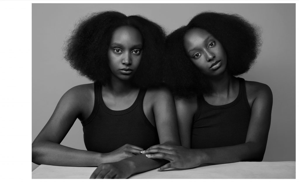 Portrait de groupe naturel deux soeurs jumelles Ambre et Jade assises cote à cote – photographie par Olivier Jeanne-Rose
