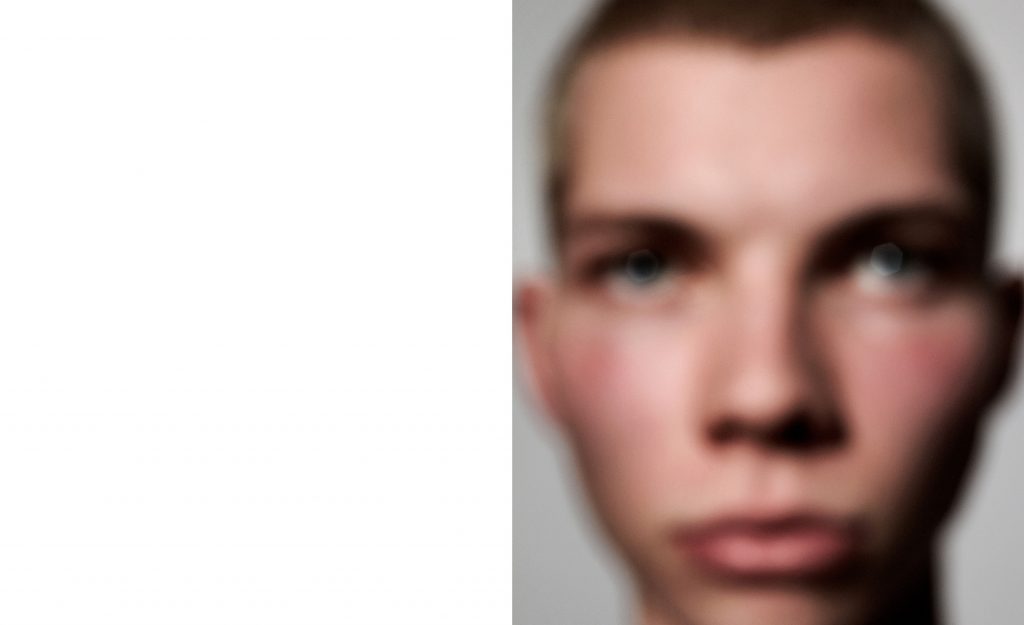 Portrait flou en studio d’un homme issu d un projet artistique autour de l identité pour un magazine– photographie par Olivier