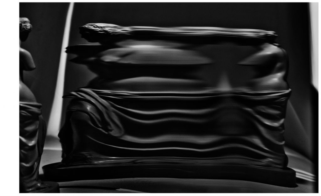 Nature morte d une sculpture antique déformée en noir et blanc issue d un projet de fine art – photographie par Olivier Jeanne-Rose