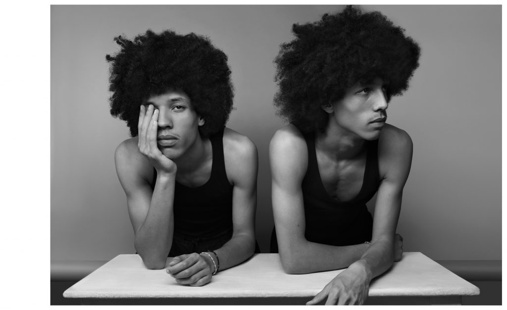 Portrait en studio de deux frères jumeaux– photographie par Olivier Jeanne-Rose