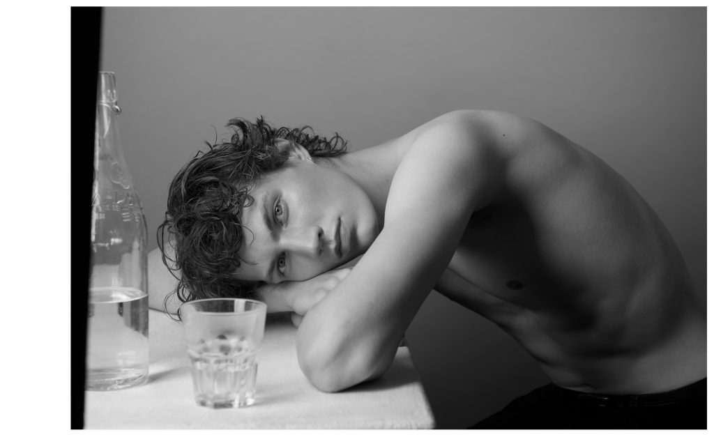 Portrait intense en double- page d’un homme le model Jett en vis a vis d une photo de reportage sur des rites mystiques – photographie par Olivier Jeanne-Rose