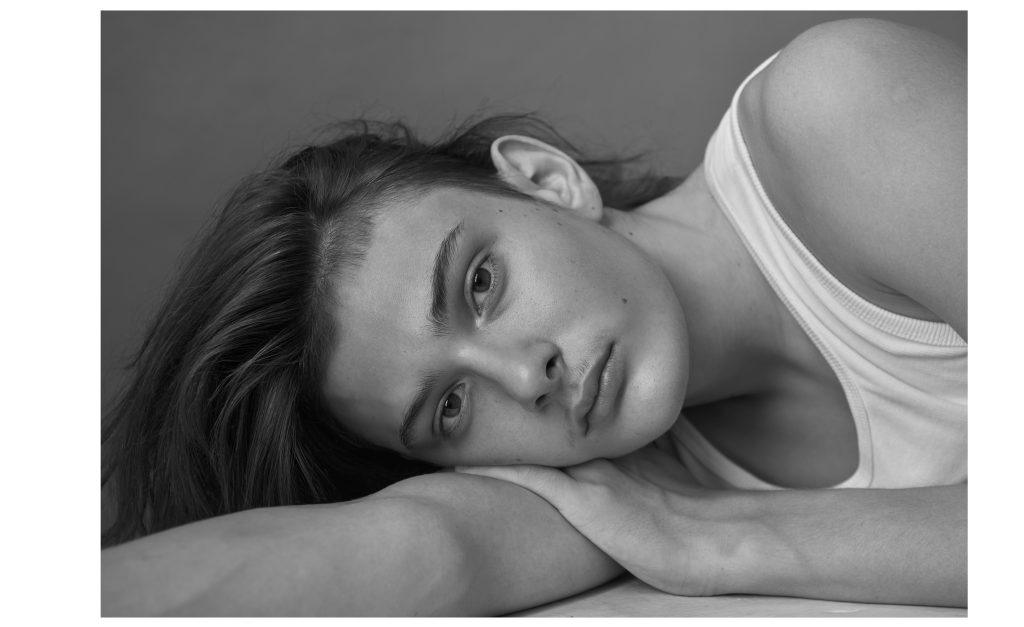 Portrait artistique en noir et blanc d’un homme- un visage – photographie par Olivier Jeanne-Rose